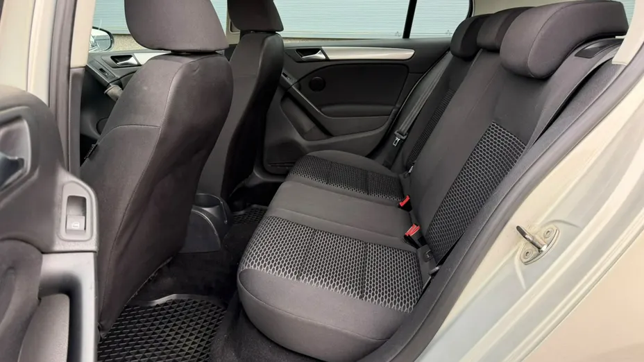 VOLKSWAGEN Golf -