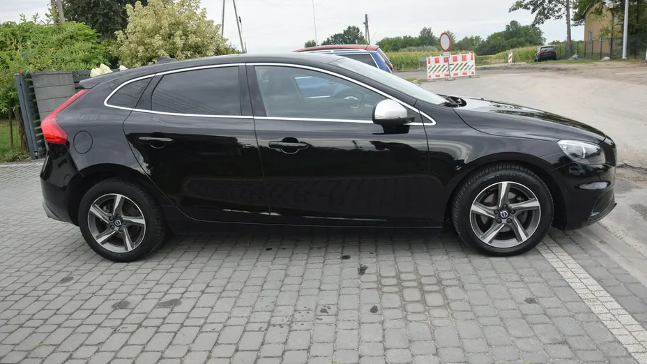 VOLVO V40 -