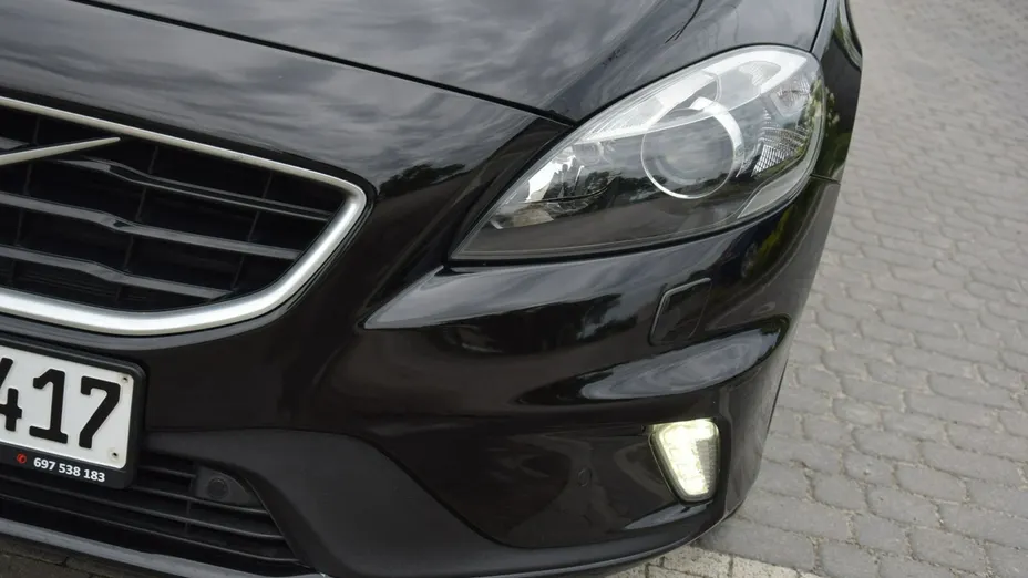 VOLVO V40 -