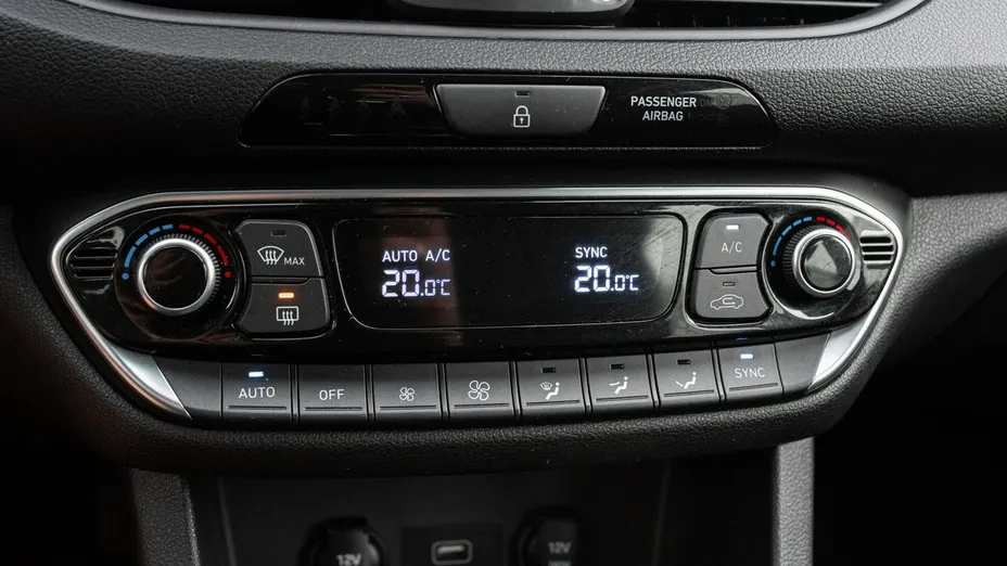 HYUNDAI i30 -