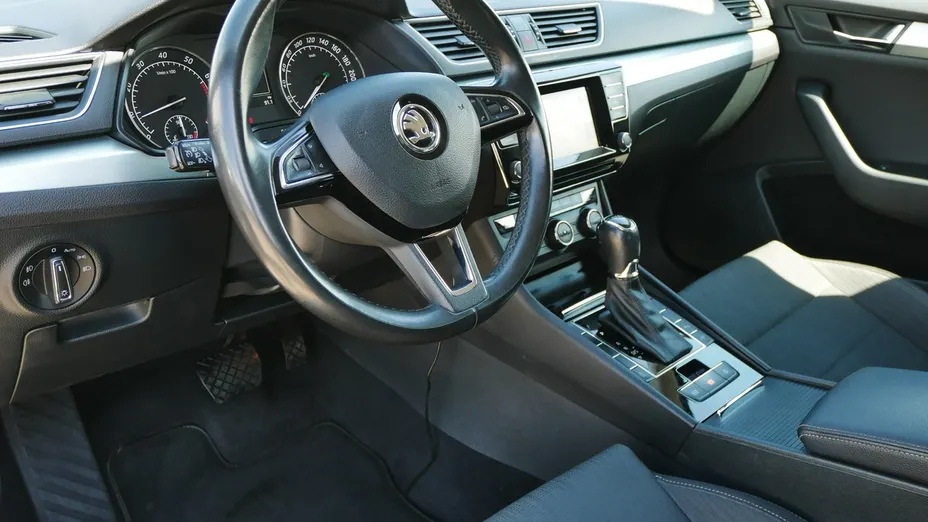 SKODA Superb -