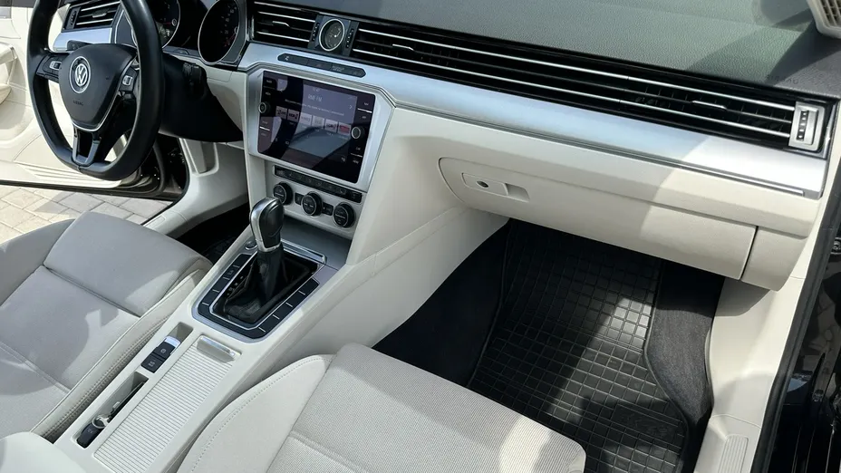 VOLKSWAGEN Passat -