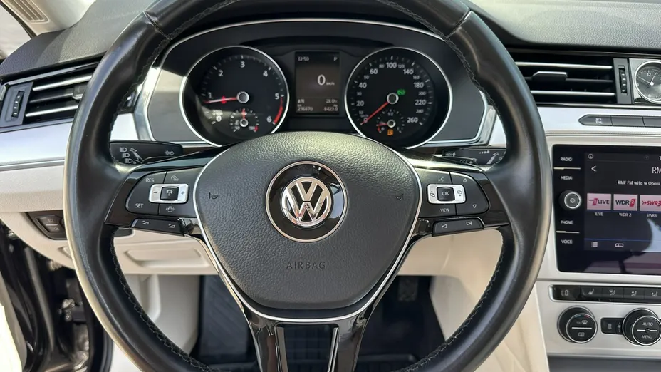 VOLKSWAGEN Passat -