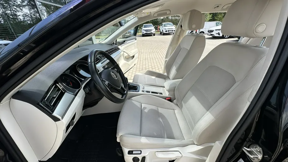 VOLKSWAGEN Passat -