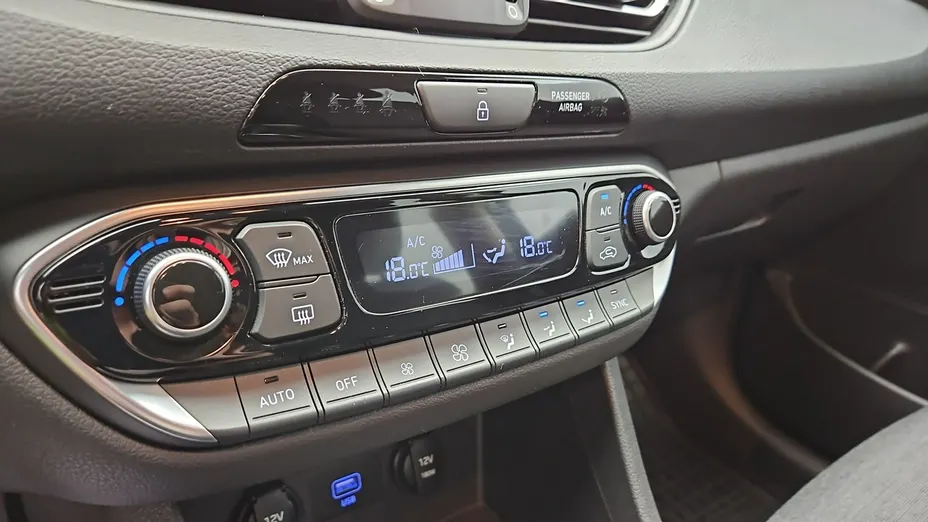 HYUNDAI i30 -