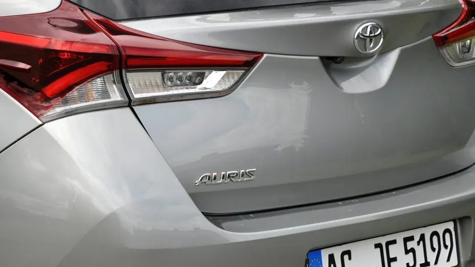 TOYOTA Auris -