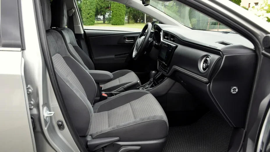 TOYOTA Auris -
