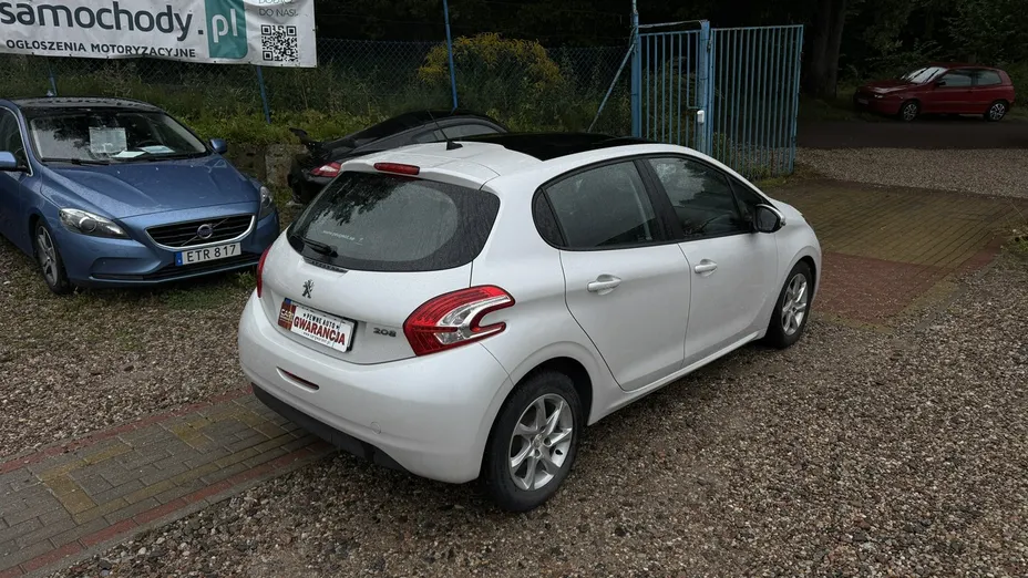 PEUGEOT 208 -