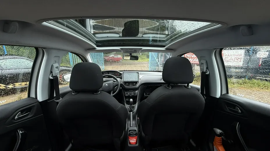 PEUGEOT 208 -