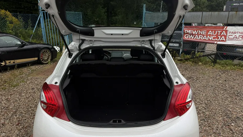 PEUGEOT 208 -