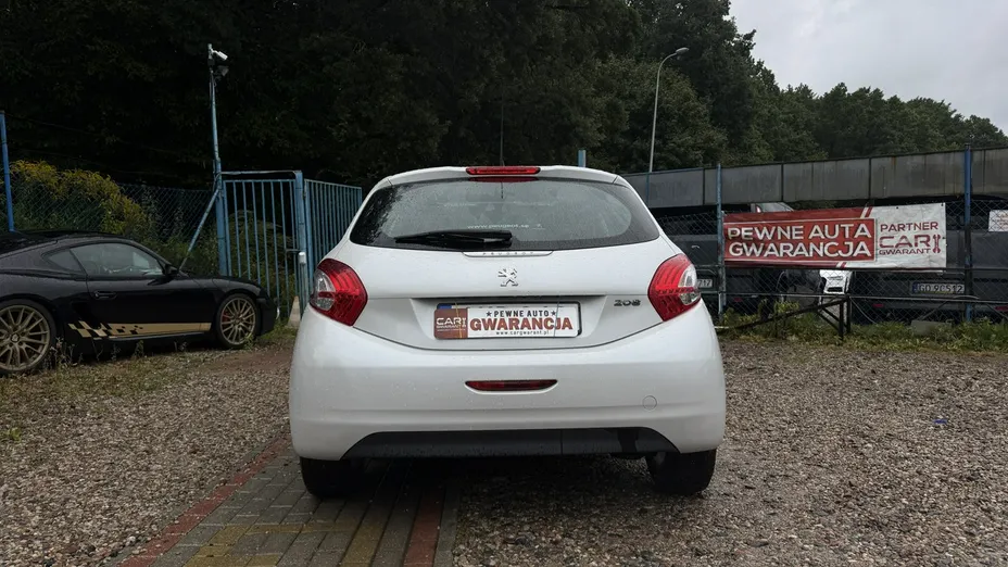 PEUGEOT 208 -
