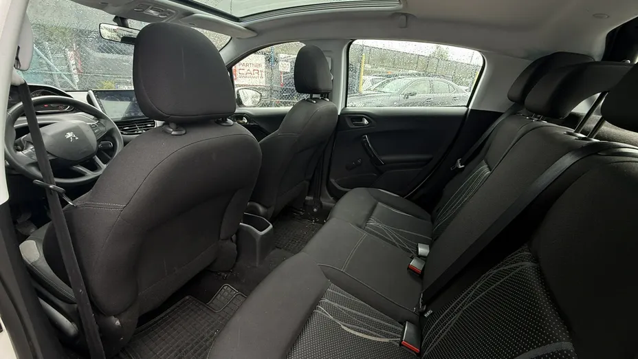 PEUGEOT 208 -