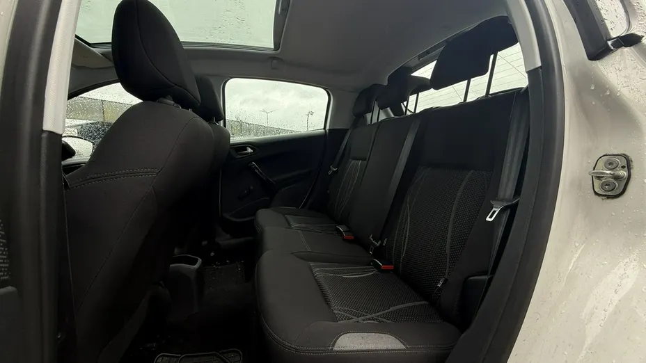 PEUGEOT 208 -