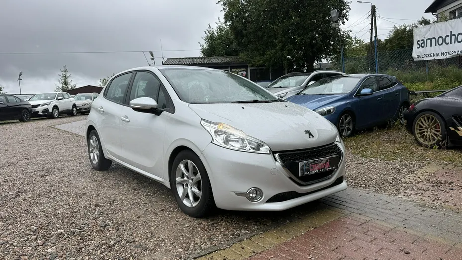 PEUGEOT 208 -