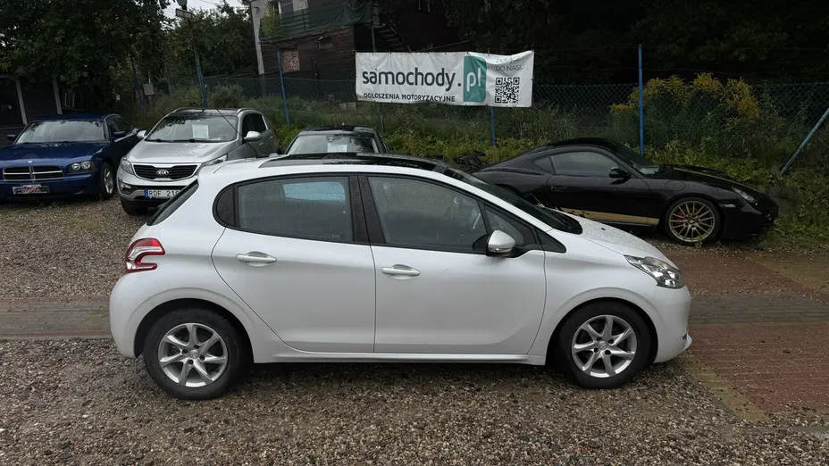 PEUGEOT 208 -