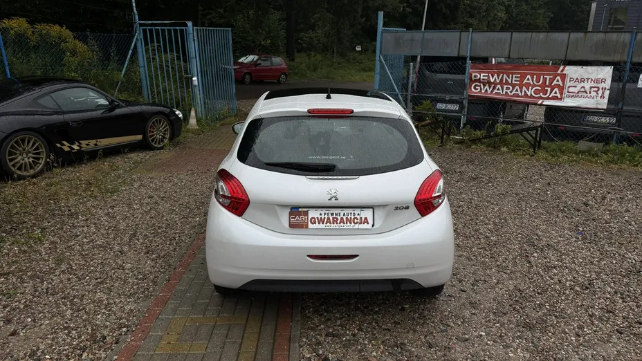 PEUGEOT 208 -