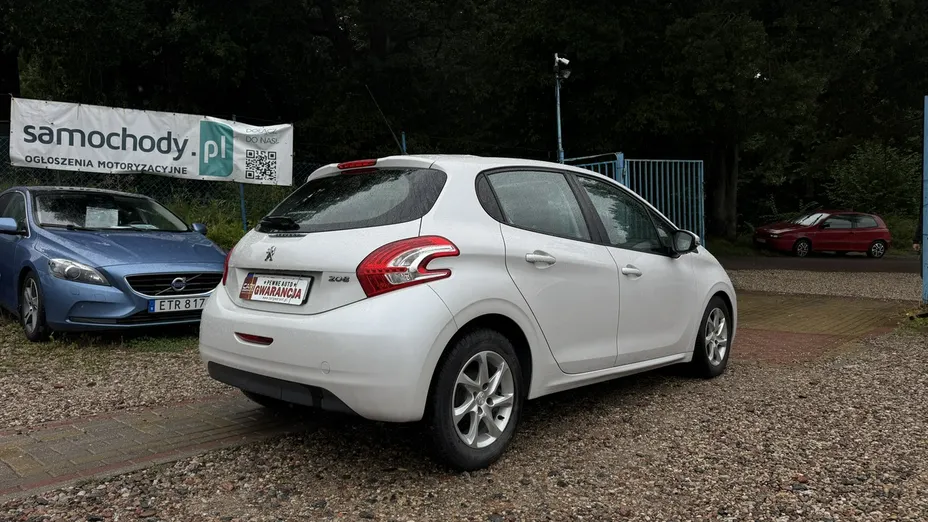 PEUGEOT 208 -