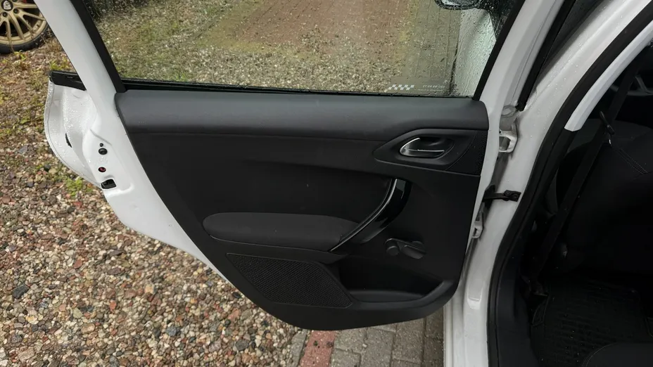 PEUGEOT 208 -