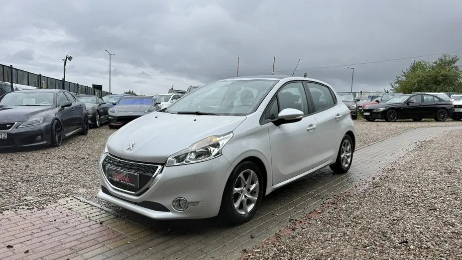 PEUGEOT 208 -