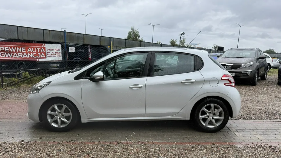 PEUGEOT 208 -