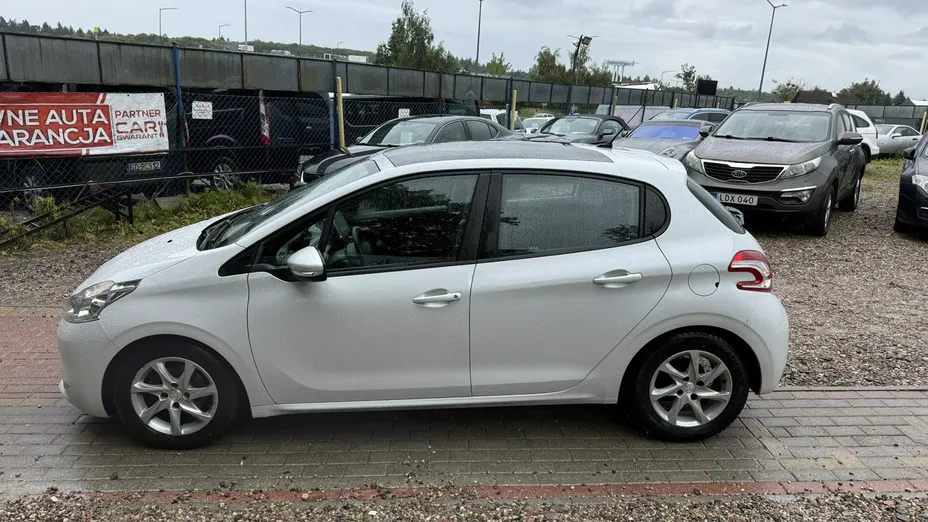 PEUGEOT 208 -