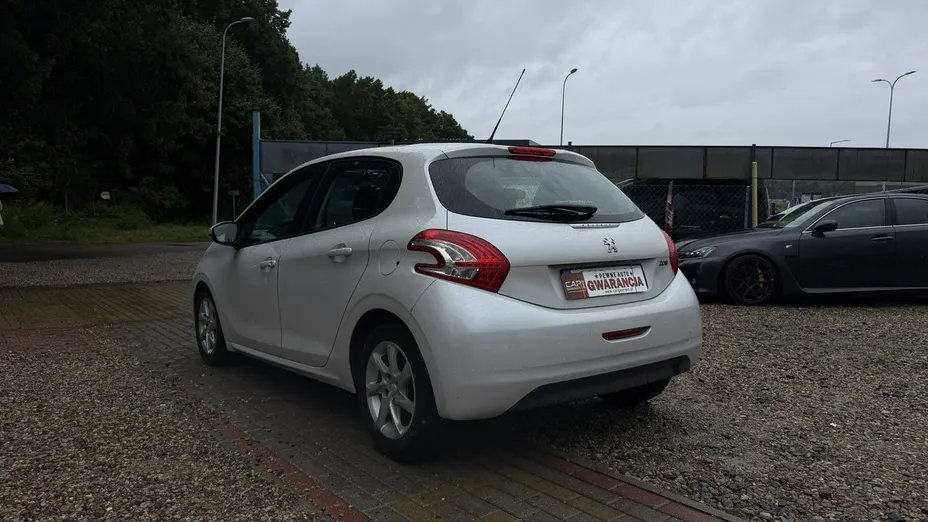PEUGEOT 208 -