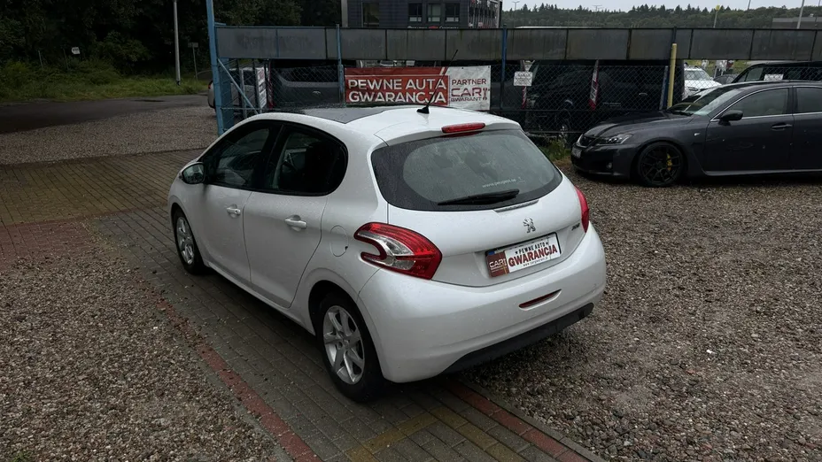 PEUGEOT 208 -