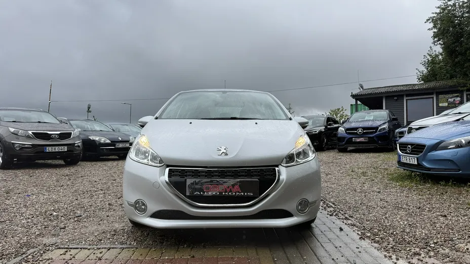 PEUGEOT 208 -