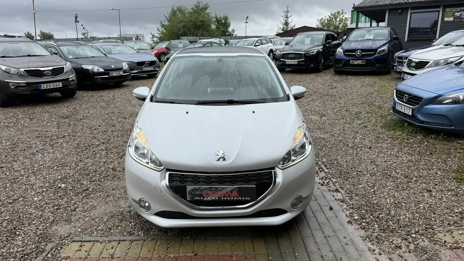 PEUGEOT 208 -
