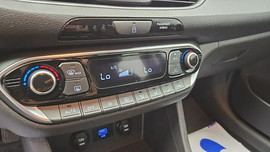 HYUNDAI i30 -