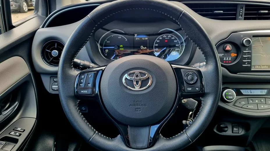 TOYOTA Yaris -