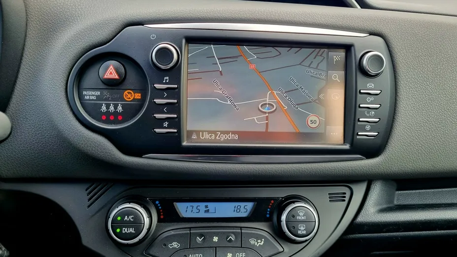 TOYOTA Yaris -