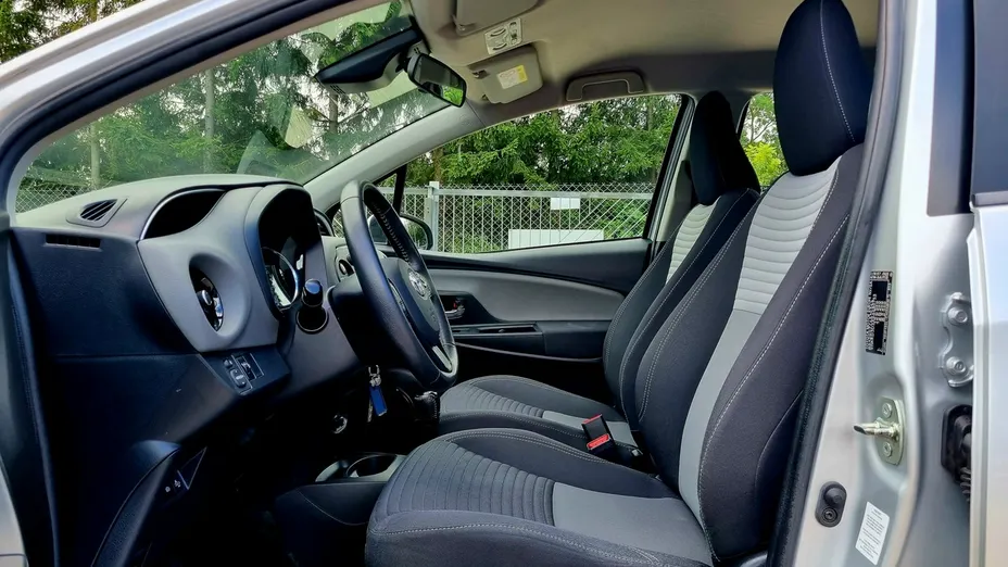 TOYOTA Yaris -