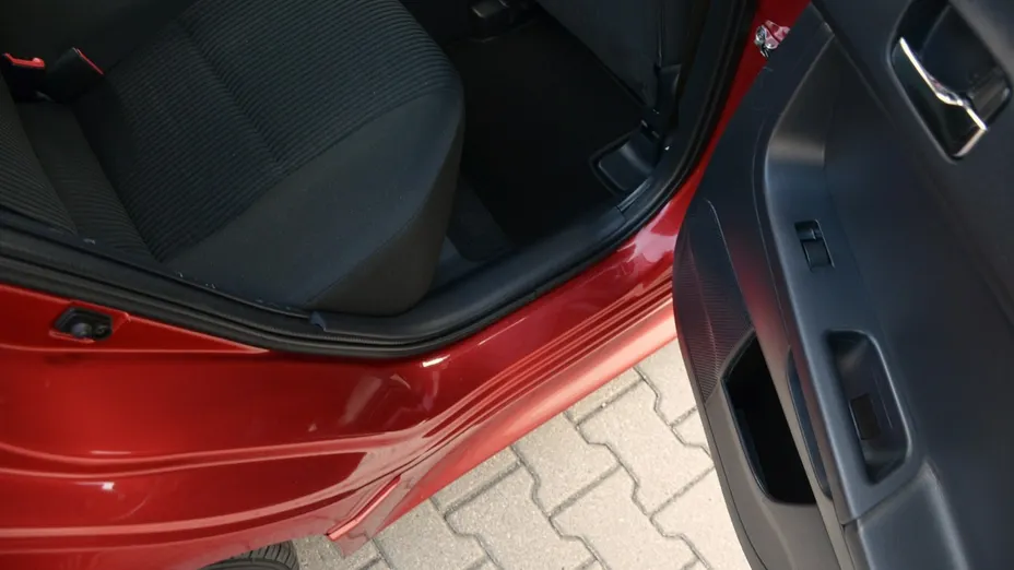 MITSUBISHI Lancer -