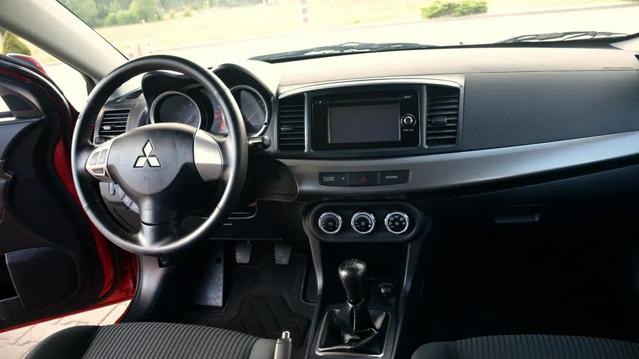MITSUBISHI Lancer -