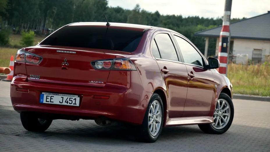 MITSUBISHI Lancer -