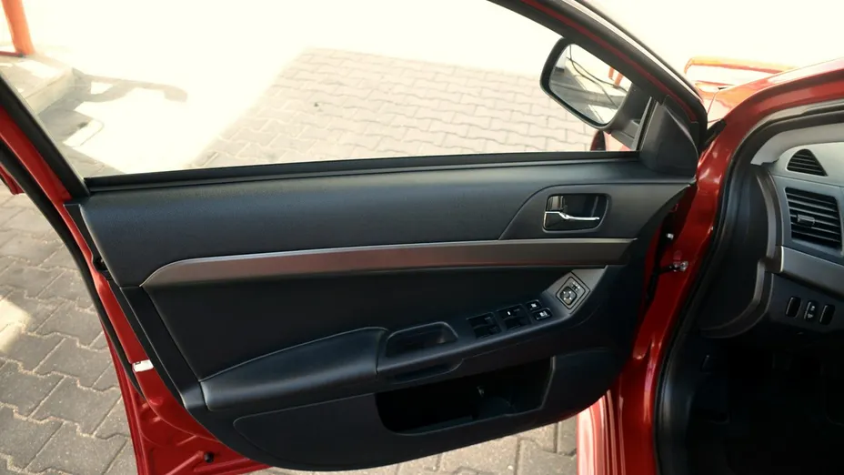 MITSUBISHI Lancer -