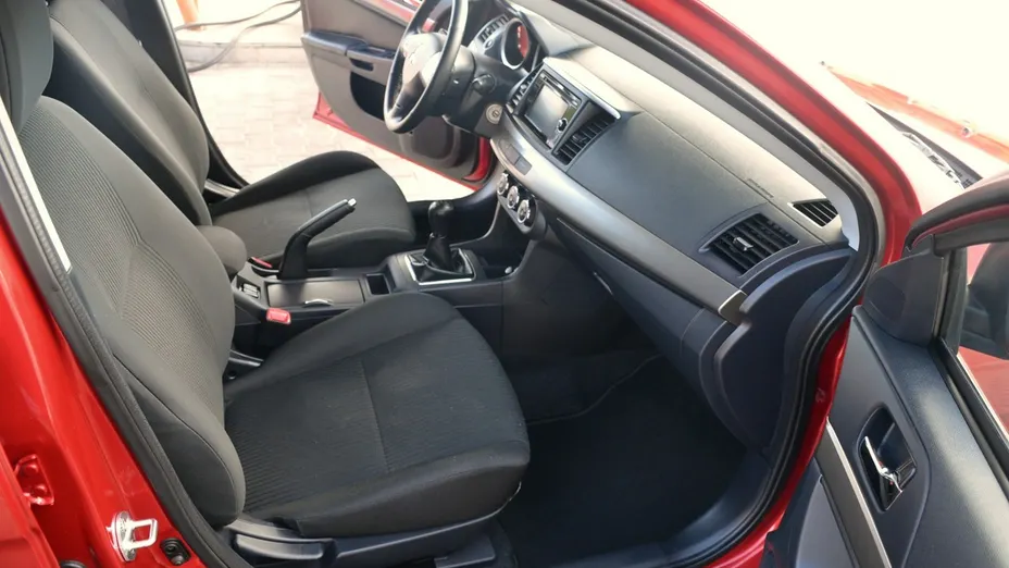 MITSUBISHI Lancer -