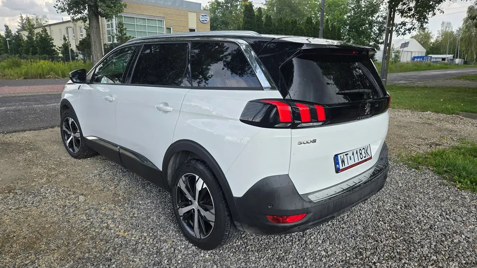 PEUGEOT 5008 -
