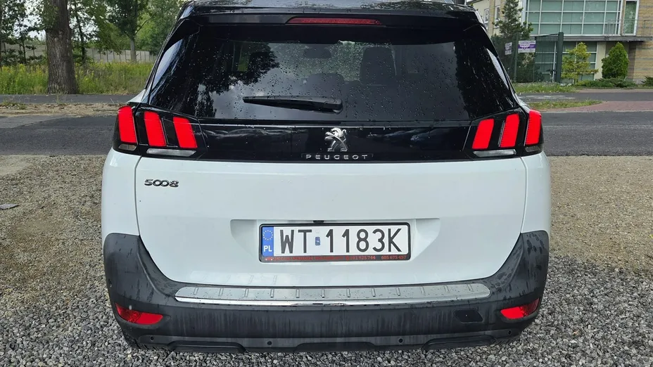 PEUGEOT 5008 -