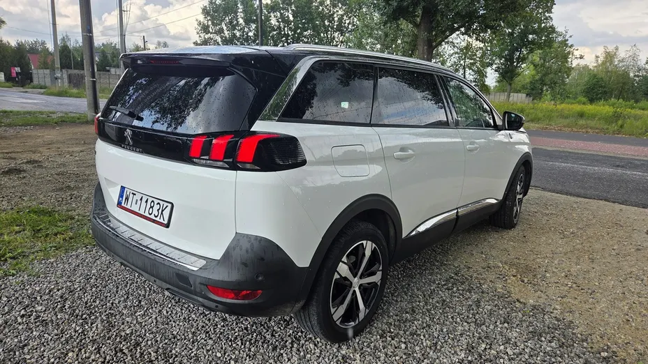 PEUGEOT 5008 -
