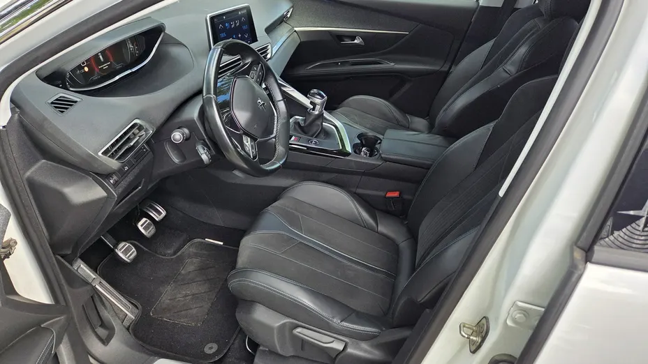 PEUGEOT 5008 -