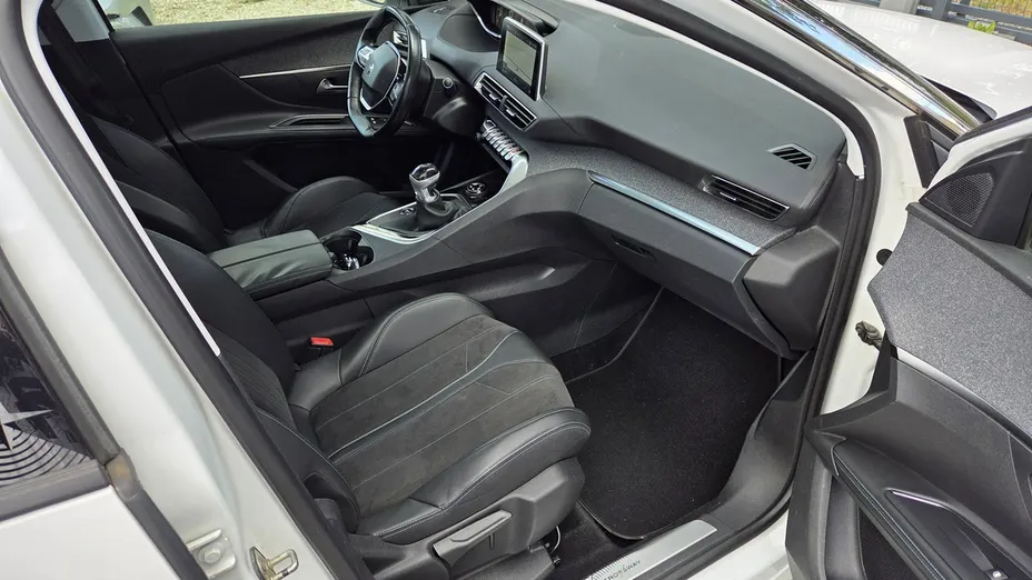 PEUGEOT 5008 -