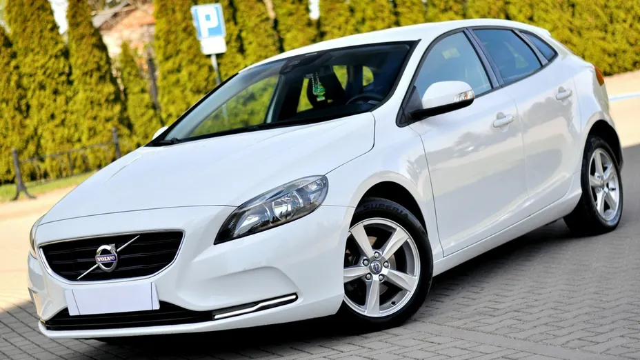 VOLVO V40 -