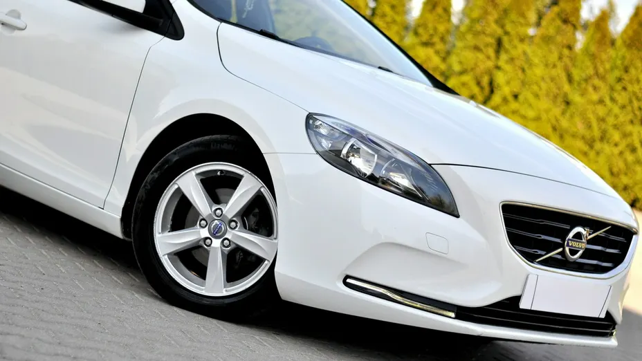 VOLVO V40 -