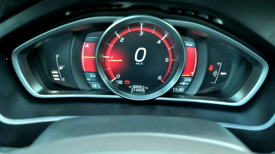 VOLVO V40 -