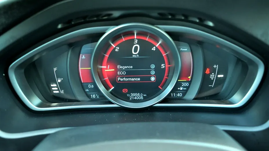 VOLVO V40 -