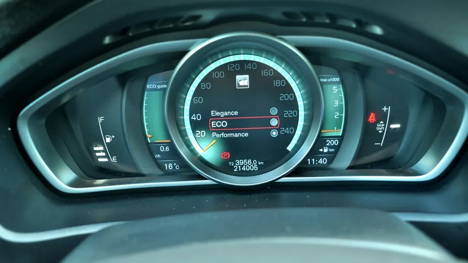 VOLVO V40 -