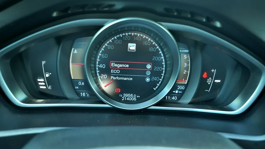 VOLVO V40 -