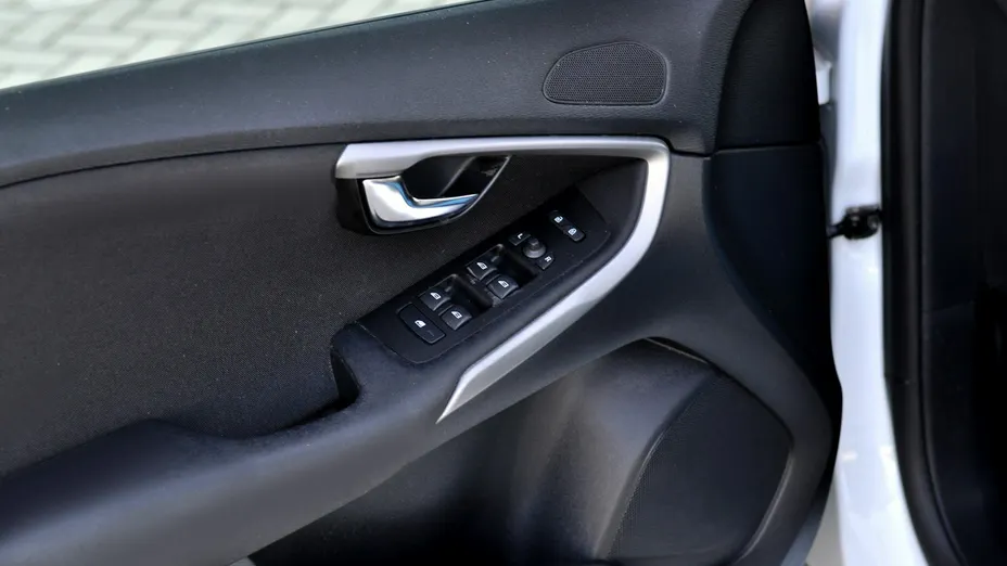 VOLVO V40 -